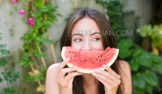 夏日吃瓜儿童写真,甜蜜瓜果映衬下的欢乐童年