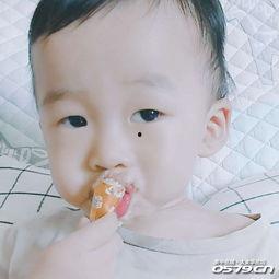 夏日吃瓜儿童写真,甜蜜瓜果映衬下的欢乐童年