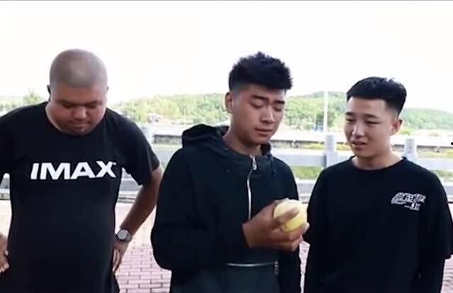 妈妈卖瓜有人吃瓜不给钱,诚信经营，顾客自觉买单的温馨故事