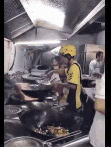 骑手小哥吃瓜视频