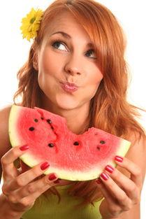 模特美女吃瓜图片欣赏,模特美女的夏日风情瞬间