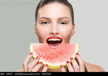 模特美女吃瓜图片欣赏,模特美女的夏日风情瞬间