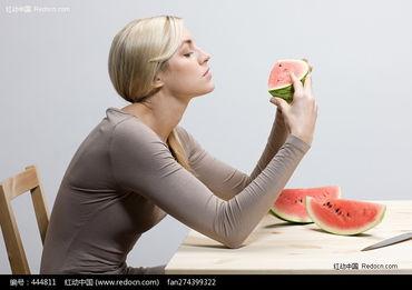 模特美女吃瓜图片欣赏,模特美女的夏日风情瞬间