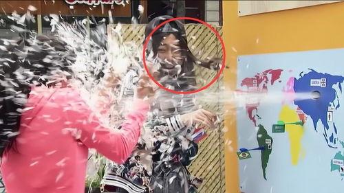 整蛊吃瓜外国,外国网友体验中国式幽默