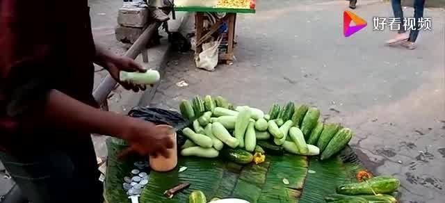 街边看吃瓜,品味人间烟火气