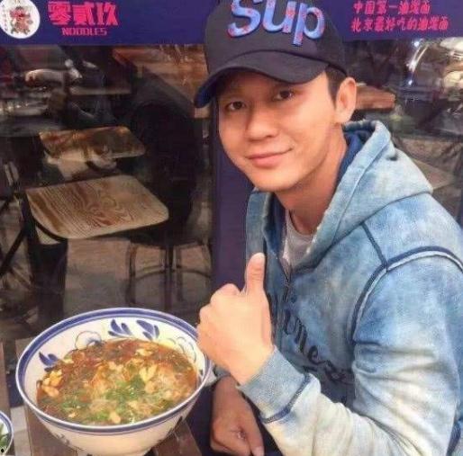 吃瓜吃饼群众头条热议,头条事件引发全民关注