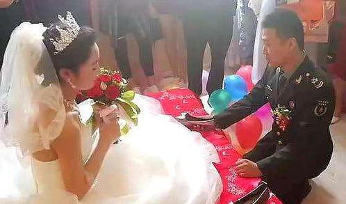 新娘和一堆伴郎吃瓜