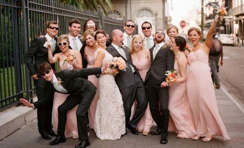 新娘和一堆伴郎吃瓜