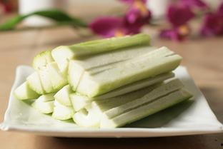 坐小板凳吃瓜,夏日休闲新风尚