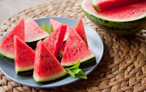 坐小板凳吃瓜,夏日休闲新风尚