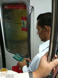 地铁 老人 手机 吃瓜,意外引发社会热议