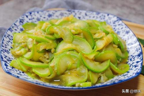 女子吃茄瓜,女子餐桌上的健康之选