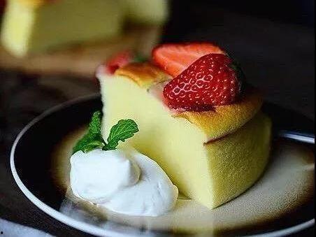 冰淇淋酸奶蛋糕吃瓜,冰淇淋酸奶蛋糕，甜蜜瓜果搭配新体验