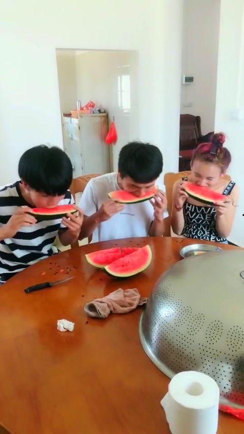 单身吃瓜情侣,揭秘情侣甜蜜背后的秘密