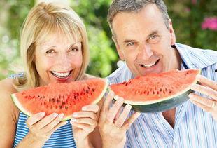 老人吃瓜图片,老人吃瓜温馨瞬间